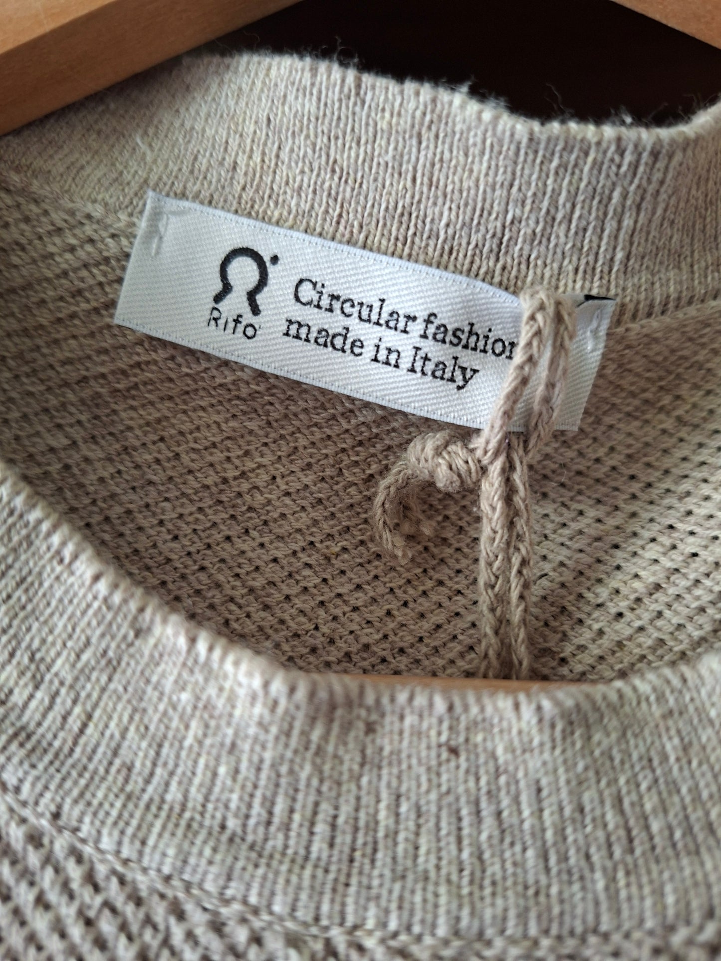 Vestito lungo elegante in cotonw riciclato e organico Rifò moda sostenibile e circolare, beige